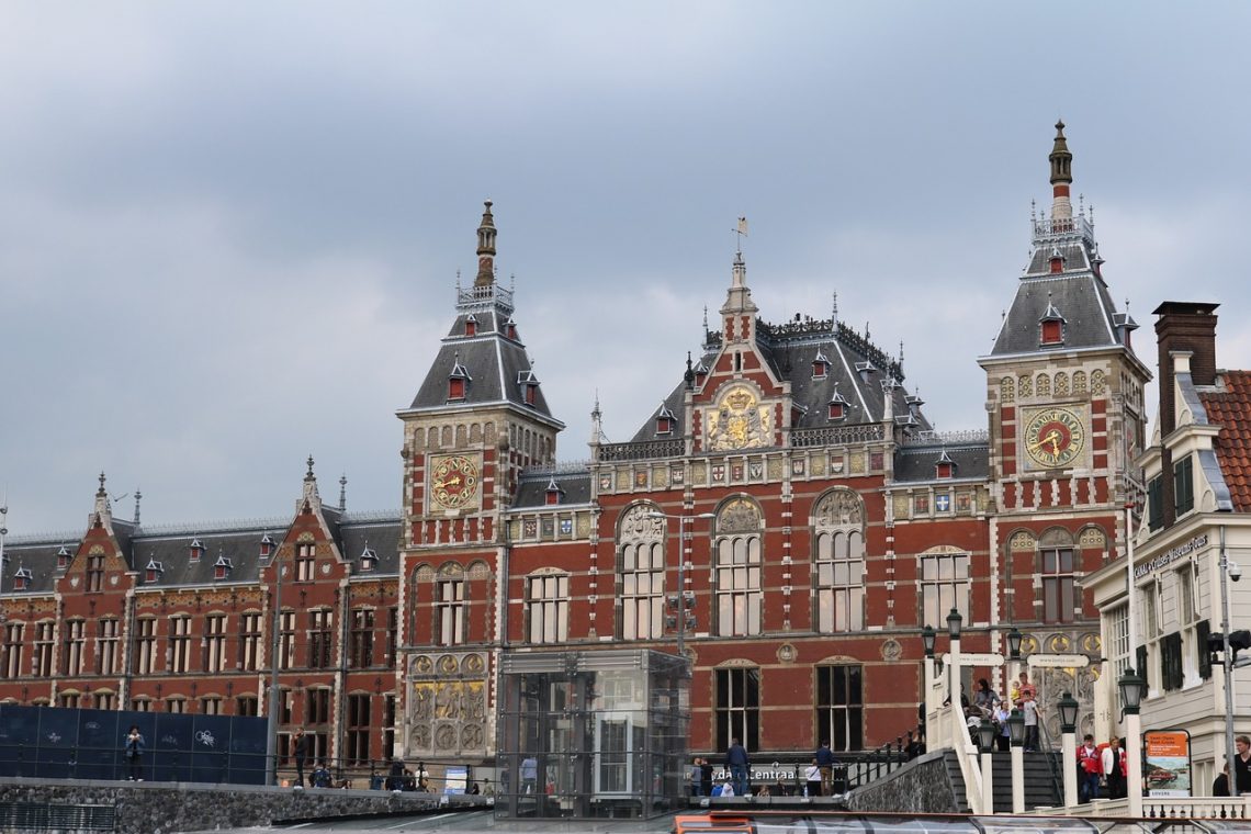 Automobilist niet vervolgd voor aanrijding Stationsplein Amsterdam